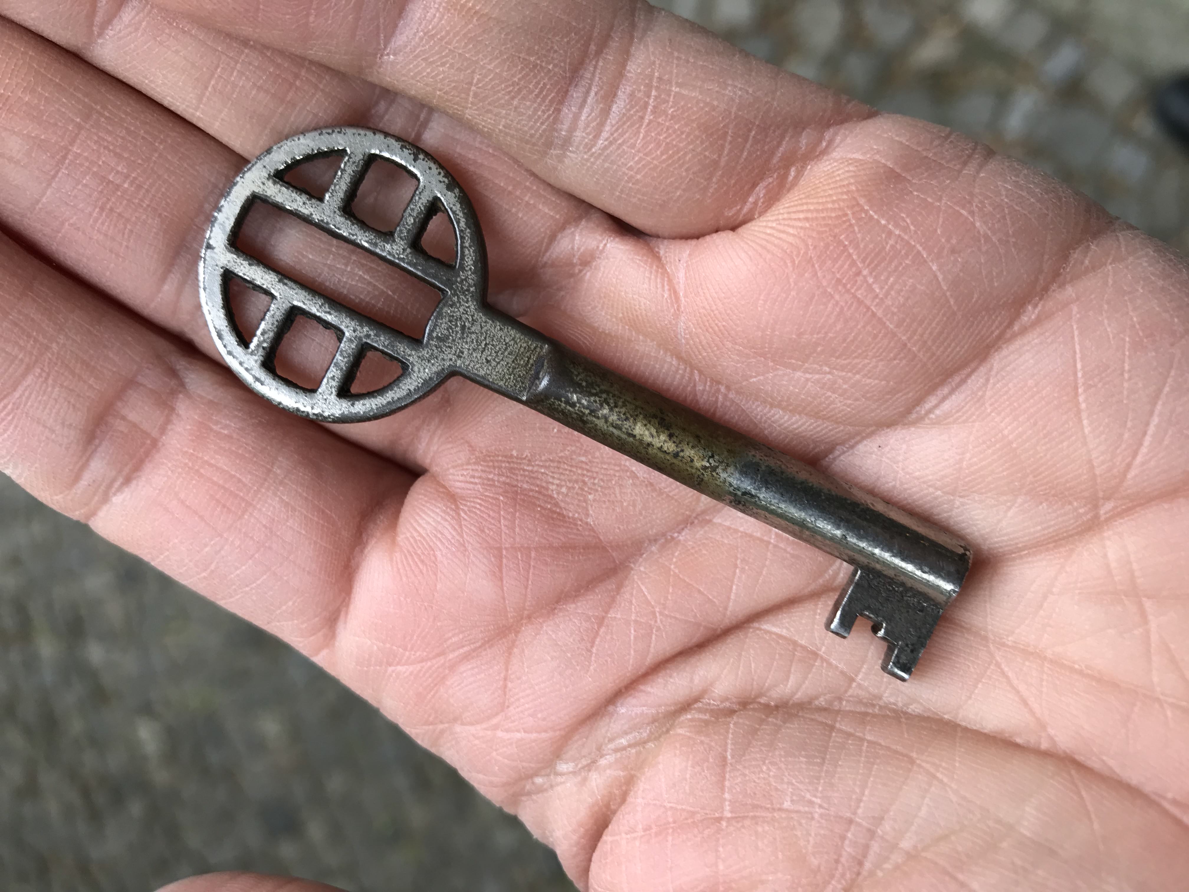 Alter Schlüssel für einen Schrank im MoebelladenBerlin